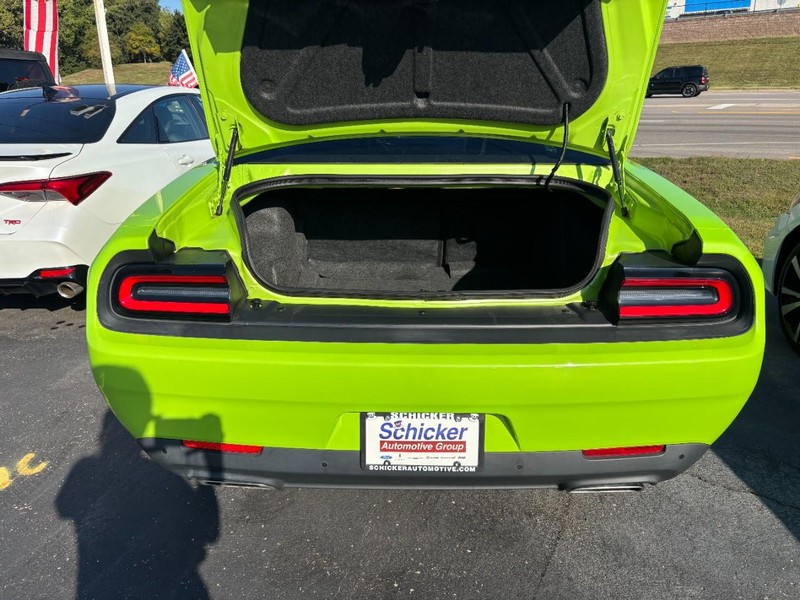 Dodge Challenger Vehicle Full-screen Gallery Image 04