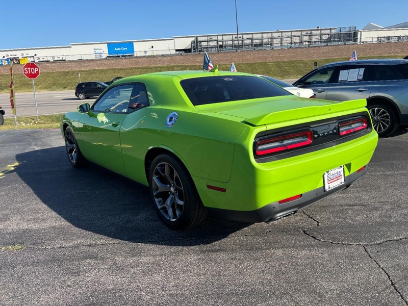 Dodge Challenger Vehicle Full-screen Gallery Image 06