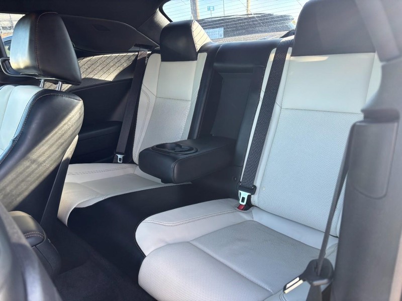 Dodge Challenger Vehicle Full-screen Gallery Image 10