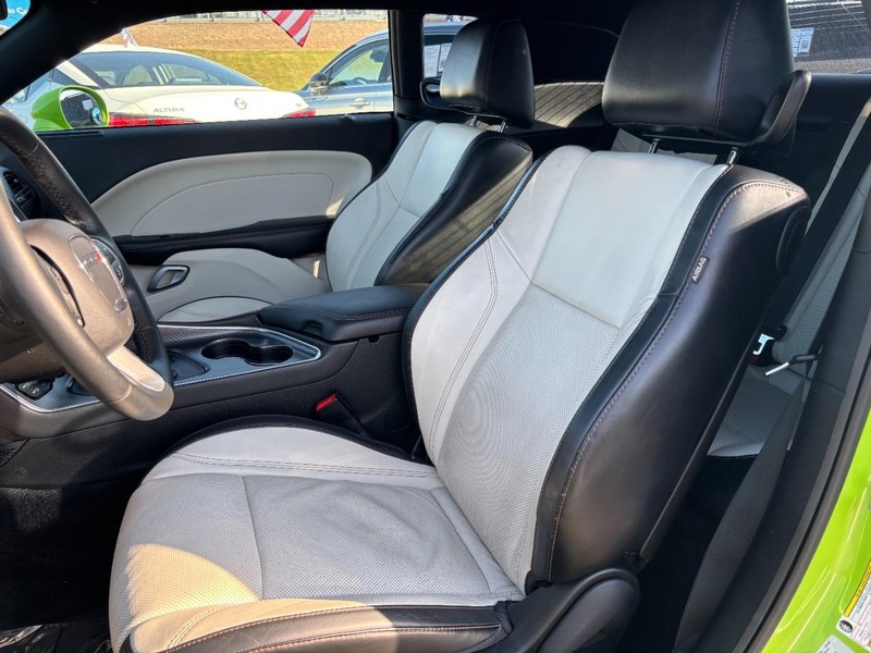 Dodge Challenger Vehicle Full-screen Gallery Image 11