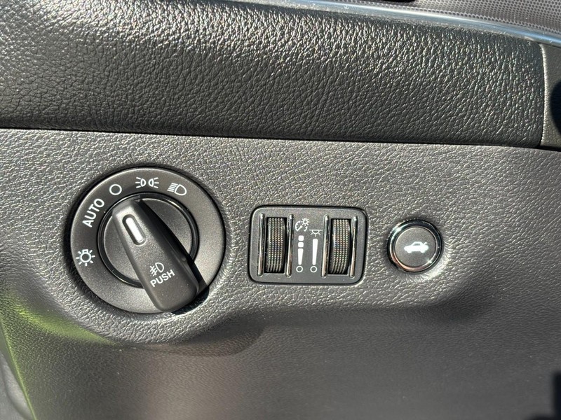 Dodge Challenger Vehicle Full-screen Gallery Image 12