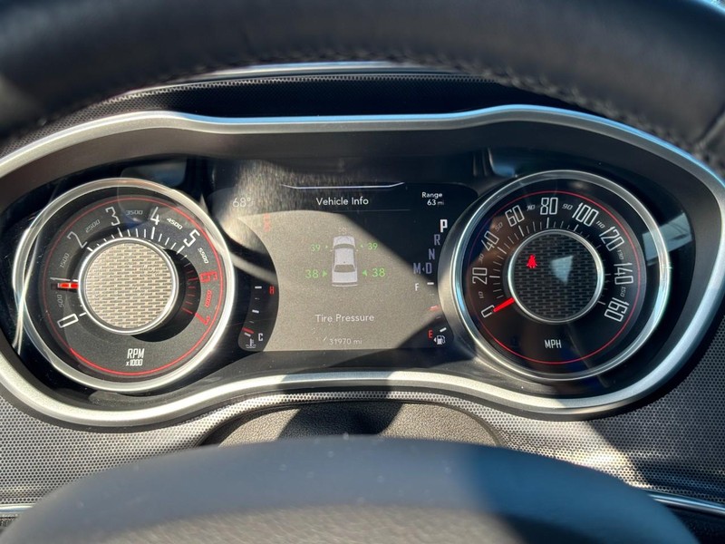 Dodge Challenger Vehicle Full-screen Gallery Image 15