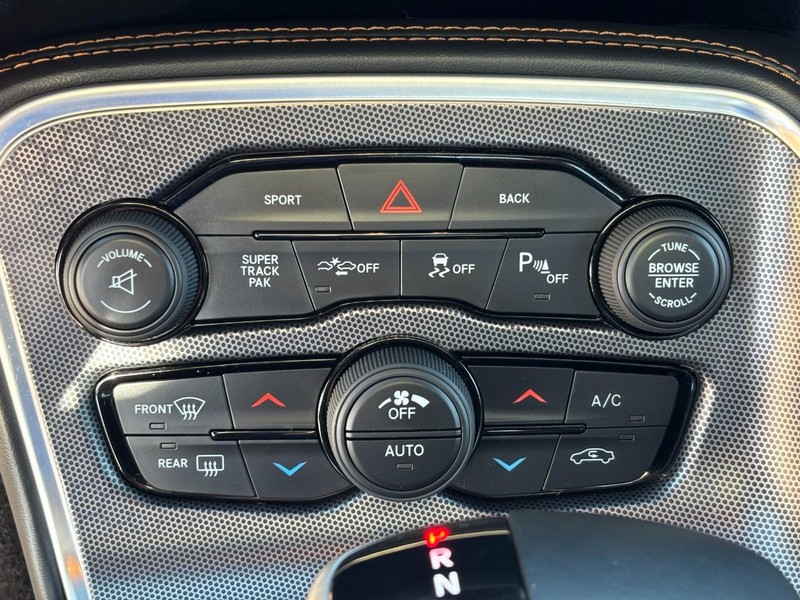 Dodge Challenger Vehicle Full-screen Gallery Image 19