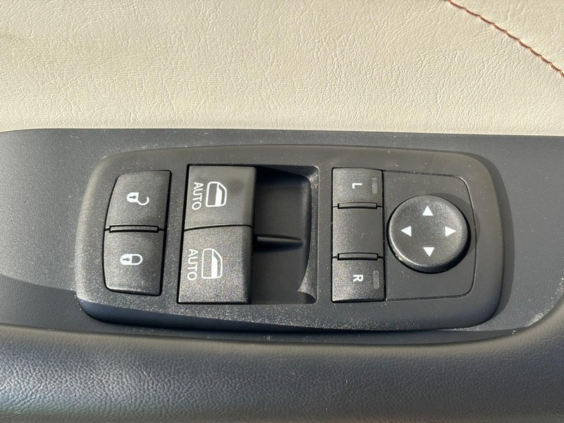 Dodge Challenger Vehicle Full-screen Gallery Image 20