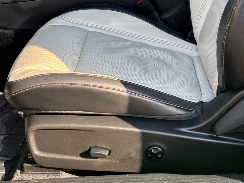 Dodge Challenger Vehicle Full-screen Gallery Image 21