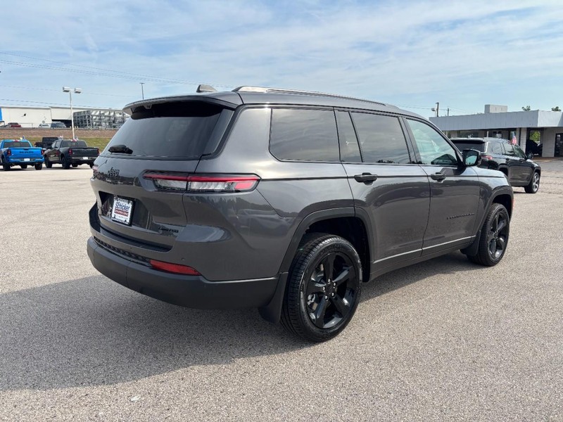 Jeep Grand Cherokee L Vehicle Full-screen Gallery Image 03