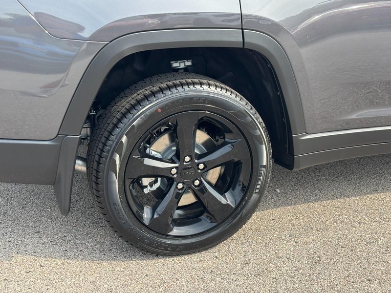 Jeep Grand Cherokee L Vehicle Full-screen Gallery Image 04