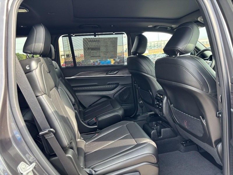 Jeep Grand Cherokee L Vehicle Full-screen Gallery Image 05