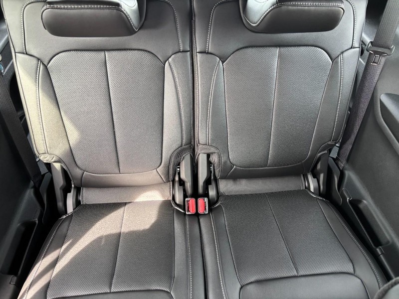 Jeep Grand Cherokee L Vehicle Full-screen Gallery Image 06