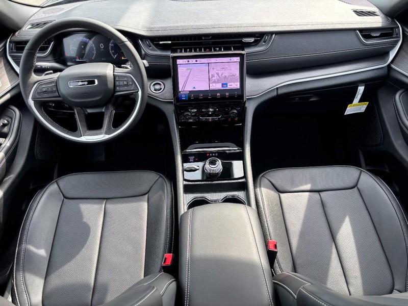 Jeep Grand Cherokee L Vehicle Full-screen Gallery Image 07