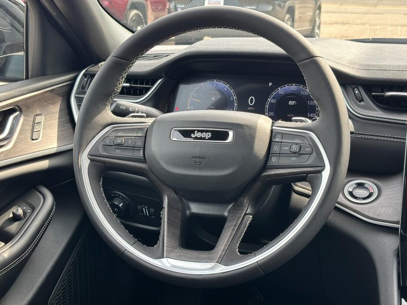 Jeep Grand Cherokee L Vehicle Full-screen Gallery Image 08