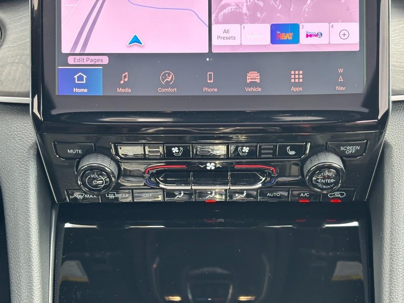 Jeep Grand Cherokee L Vehicle Full-screen Gallery Image 10