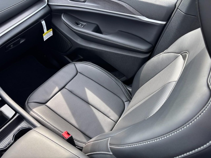 Jeep Grand Cherokee L Vehicle Full-screen Gallery Image 11