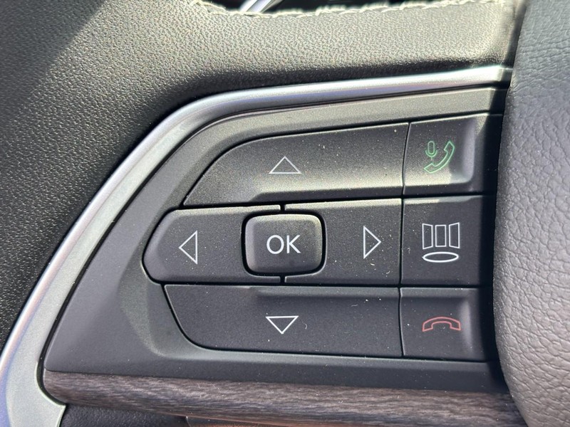 Jeep Grand Cherokee L Vehicle Full-screen Gallery Image 13