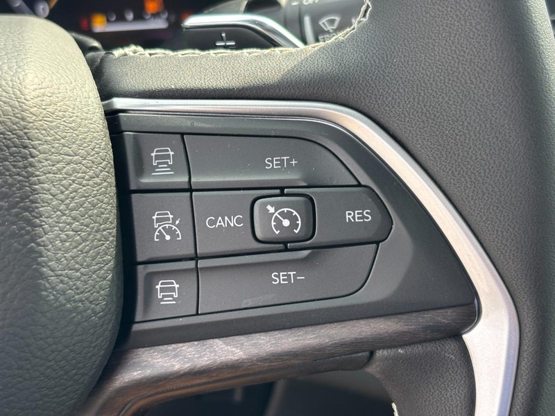 Jeep Grand Cherokee L Vehicle Full-screen Gallery Image 14