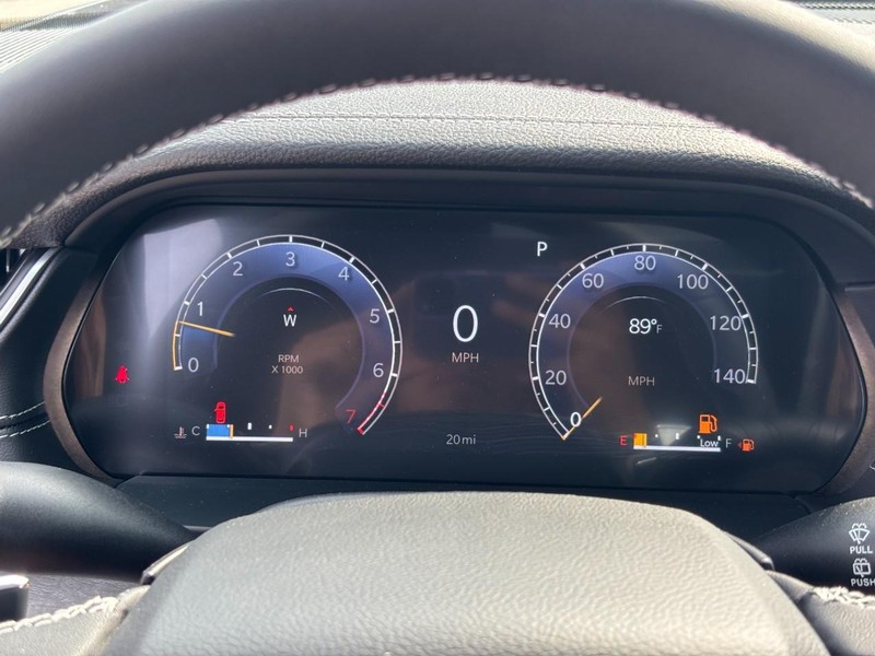 Jeep Grand Cherokee L Vehicle Full-screen Gallery Image 15