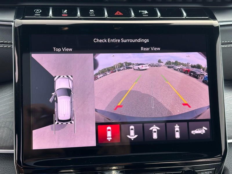 Jeep Grand Cherokee L Vehicle Full-screen Gallery Image 17