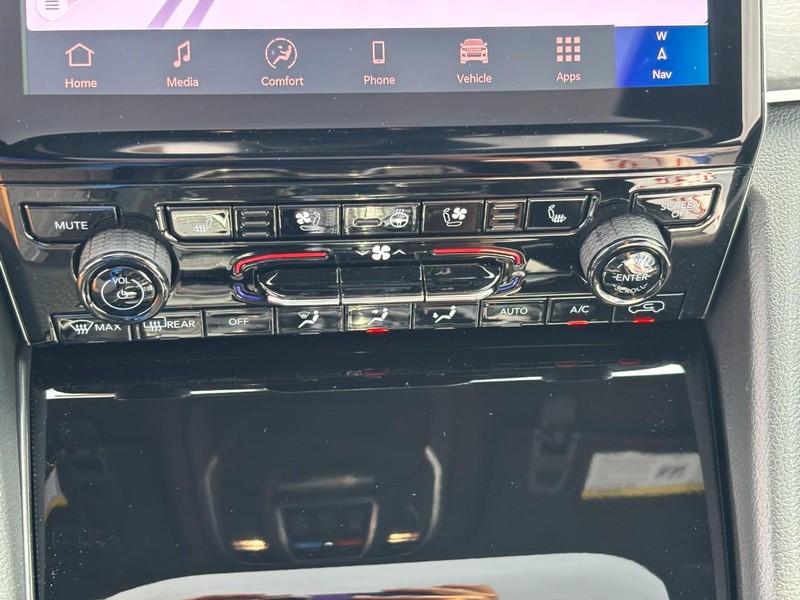 Jeep Grand Cherokee L Vehicle Full-screen Gallery Image 19