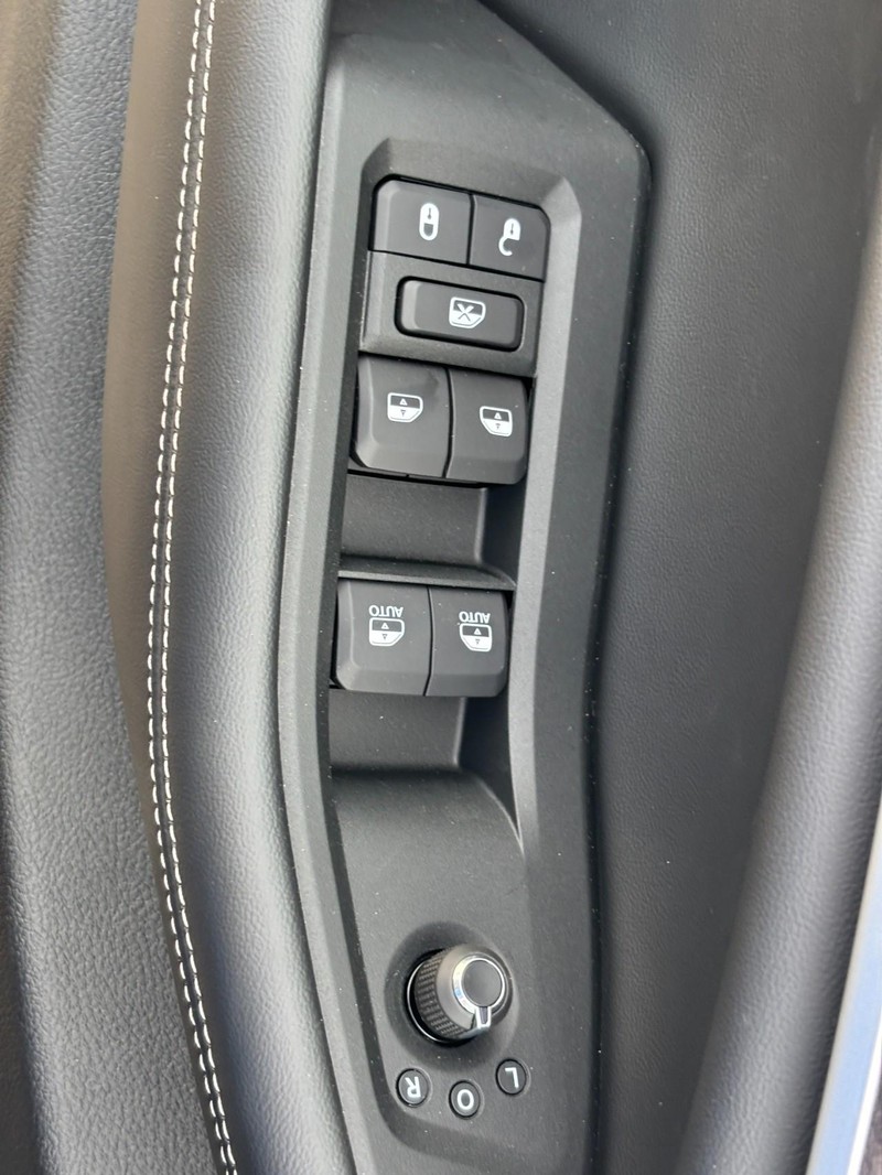 Jeep Grand Cherokee L Vehicle Full-screen Gallery Image 21