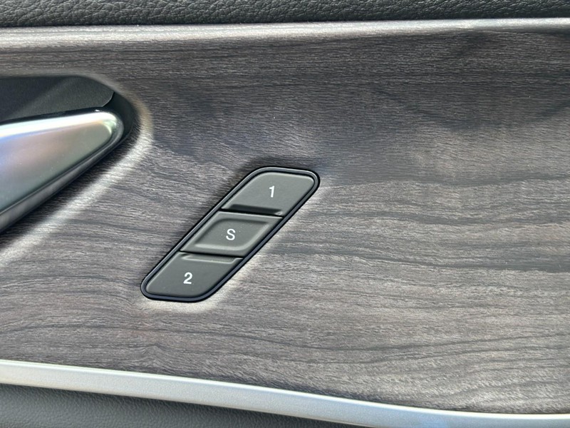 Jeep Grand Cherokee L Vehicle Full-screen Gallery Image 22