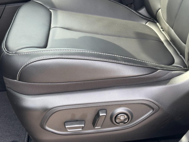 Jeep Grand Cherokee L Vehicle Full-screen Gallery Image 23