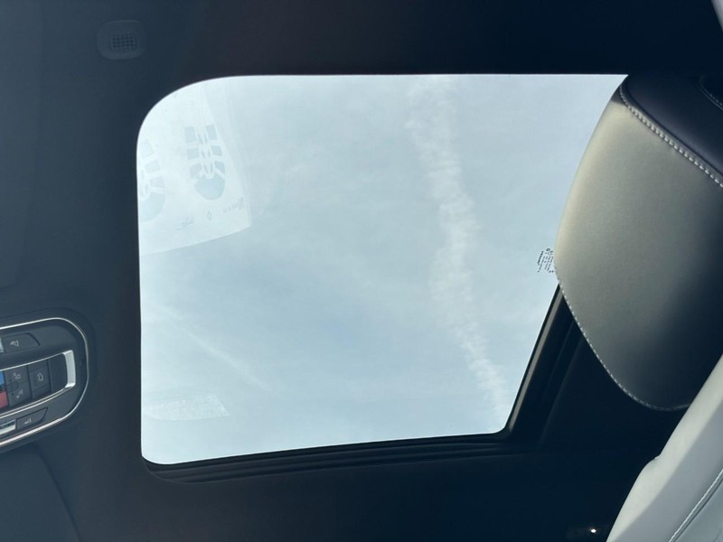 Jeep Grand Cherokee L Vehicle Full-screen Gallery Image 24