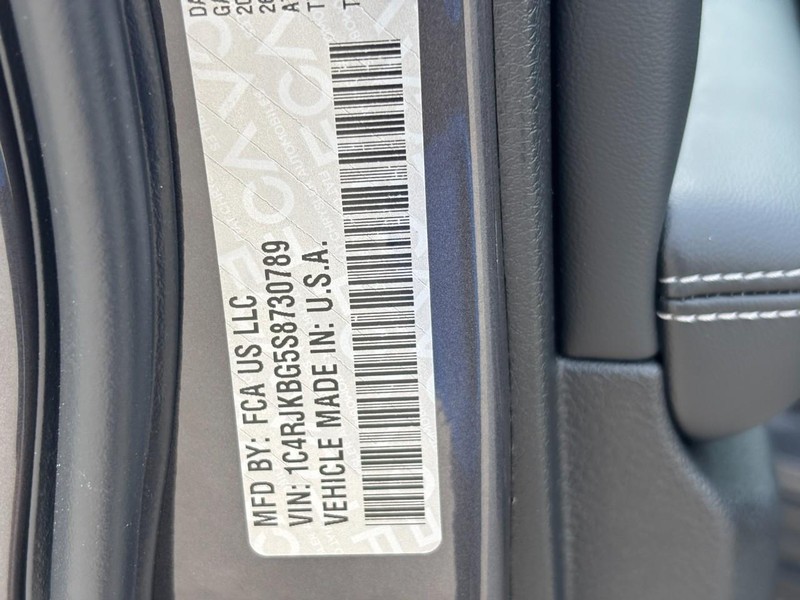 Jeep Grand Cherokee L Vehicle Full-screen Gallery Image 25