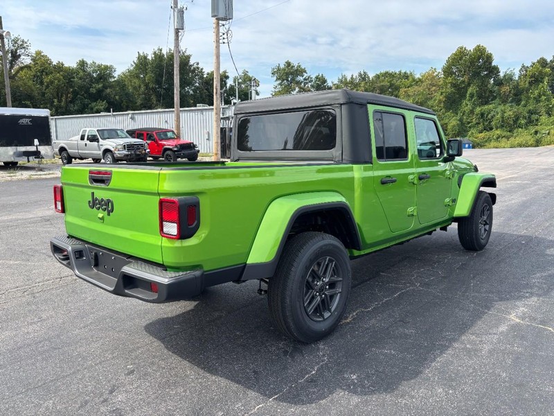 Jeep Gladiator Vehicle Full-screen Gallery Image 03