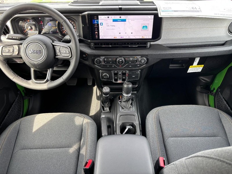 Jeep Gladiator Vehicle Full-screen Gallery Image 06