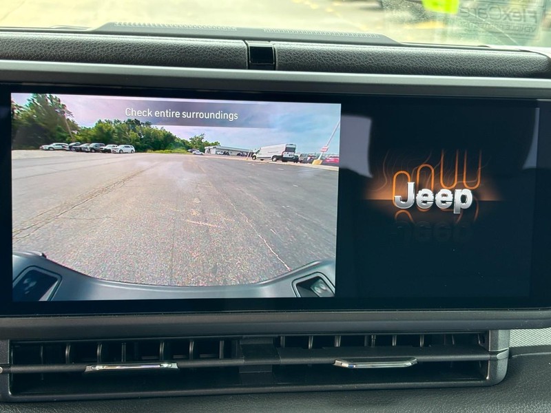 Jeep Gladiator Vehicle Full-screen Gallery Image 16