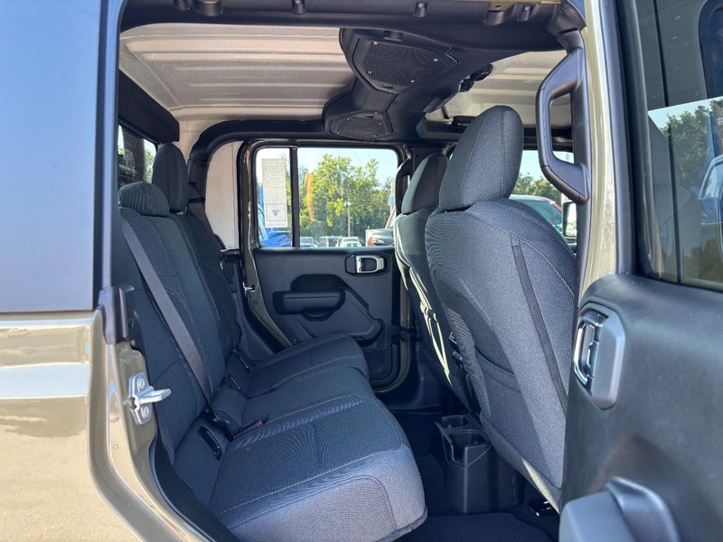 Jeep Gladiator Vehicle Full-screen Gallery Image 05