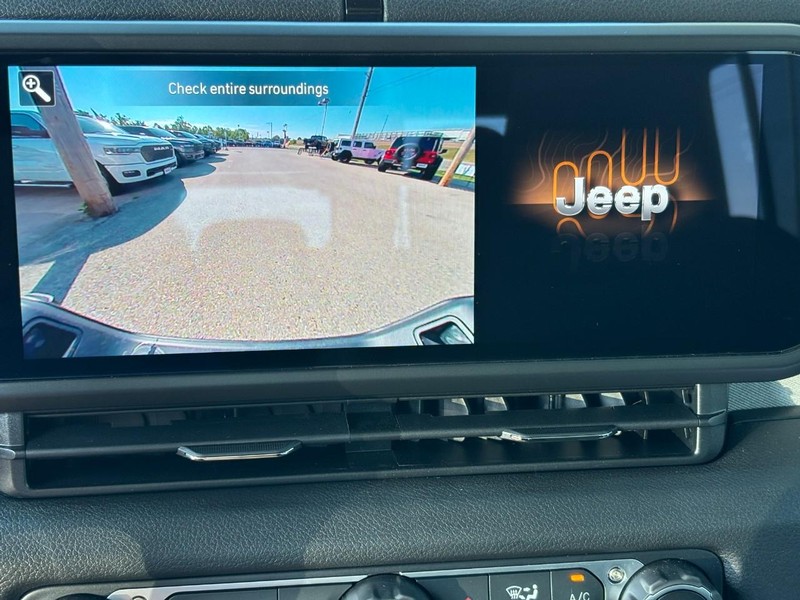 Jeep Gladiator Vehicle Full-screen Gallery Image 16