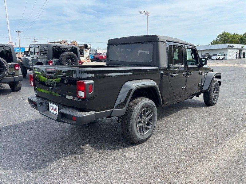 Jeep Gladiator Vehicle Full-screen Gallery Image 03