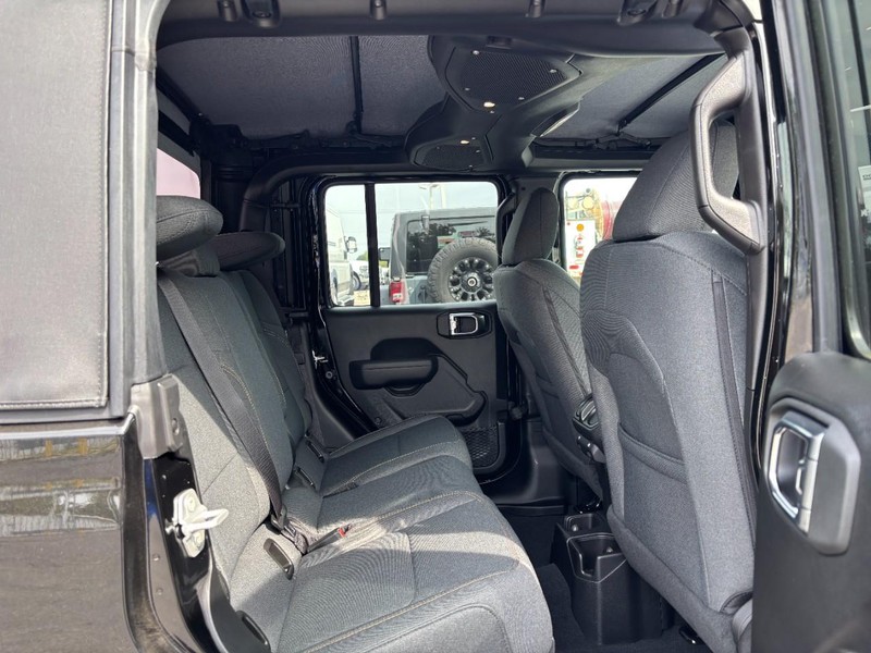 Jeep Gladiator Vehicle Full-screen Gallery Image 05