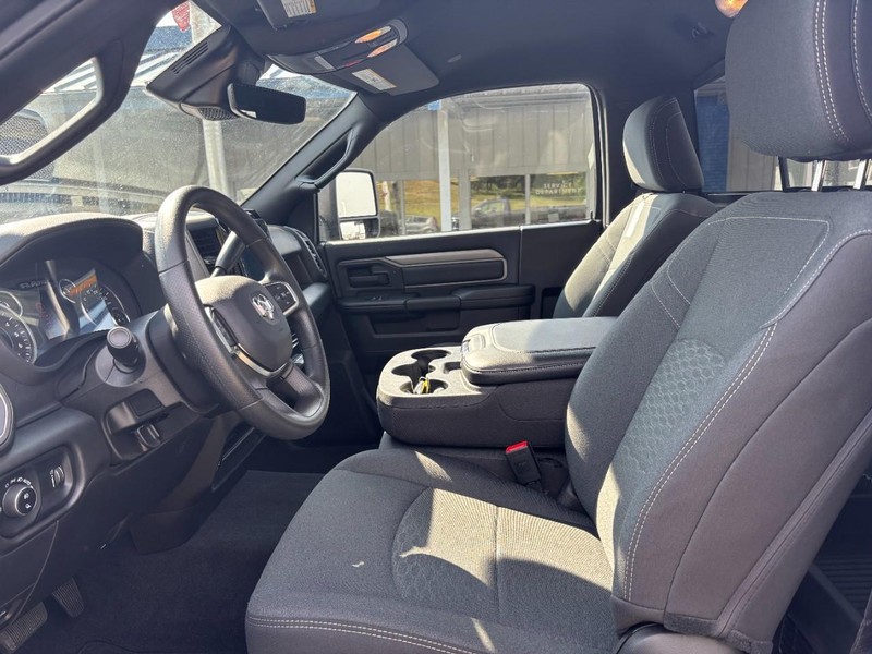 Ram 2500 Vehicle Full-screen Gallery Image 04