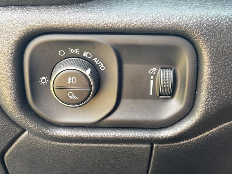 Ram 2500 Vehicle Full-screen Gallery Image 05