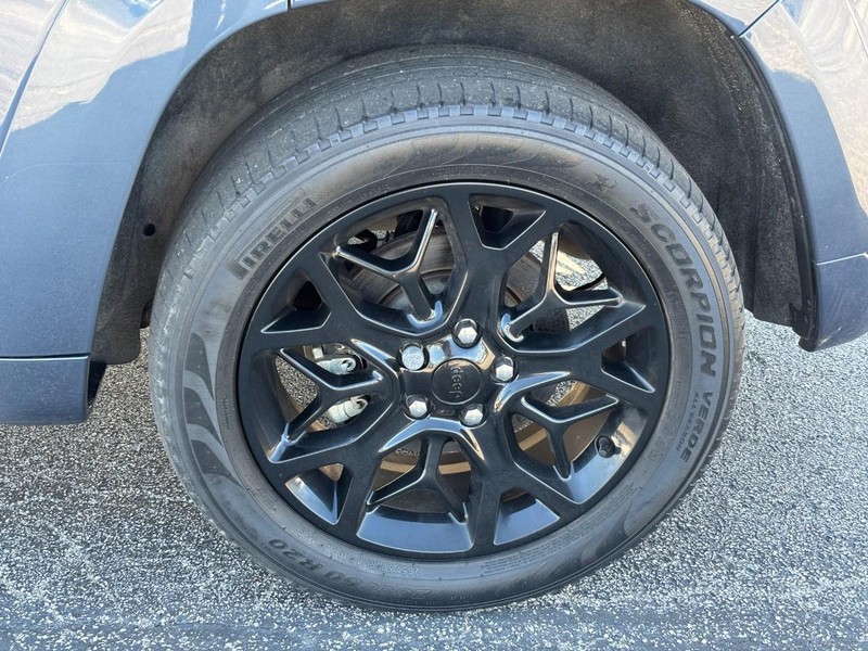 Jeep Grand Cherokee Vehicle Full-screen Gallery Image 07