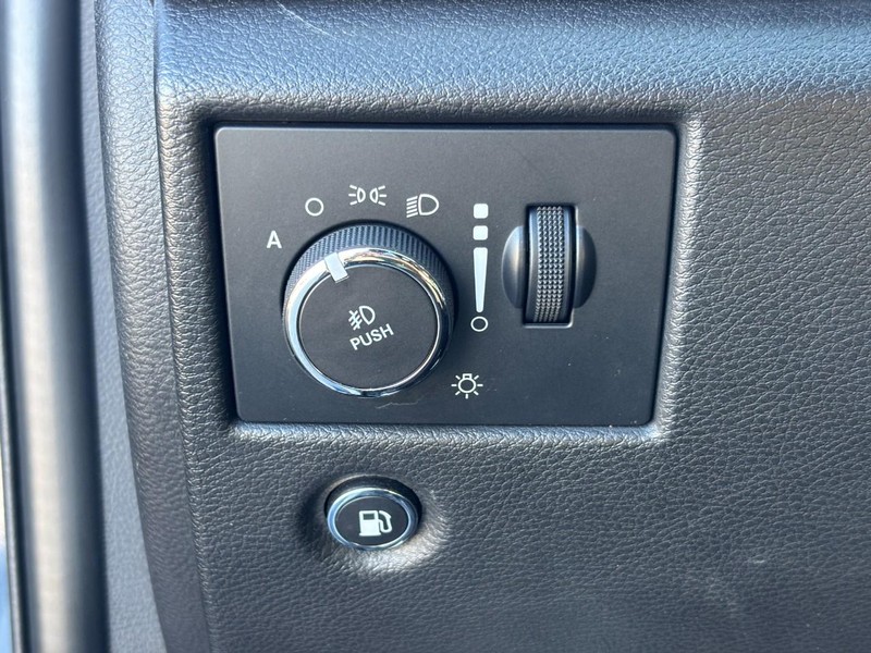 Jeep Grand Cherokee Vehicle Full-screen Gallery Image 16