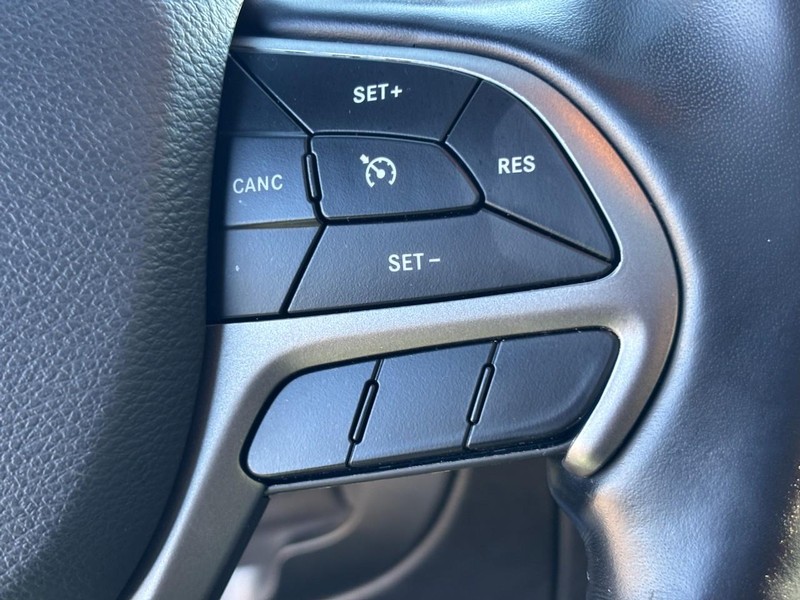 Jeep Grand Cherokee Vehicle Full-screen Gallery Image 18