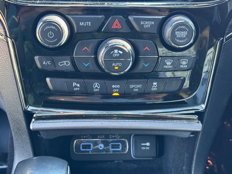 Jeep Grand Cherokee Vehicle Full-screen Gallery Image 23