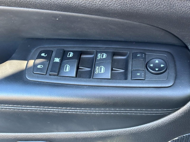 Jeep Grand Cherokee Vehicle Full-screen Gallery Image 24