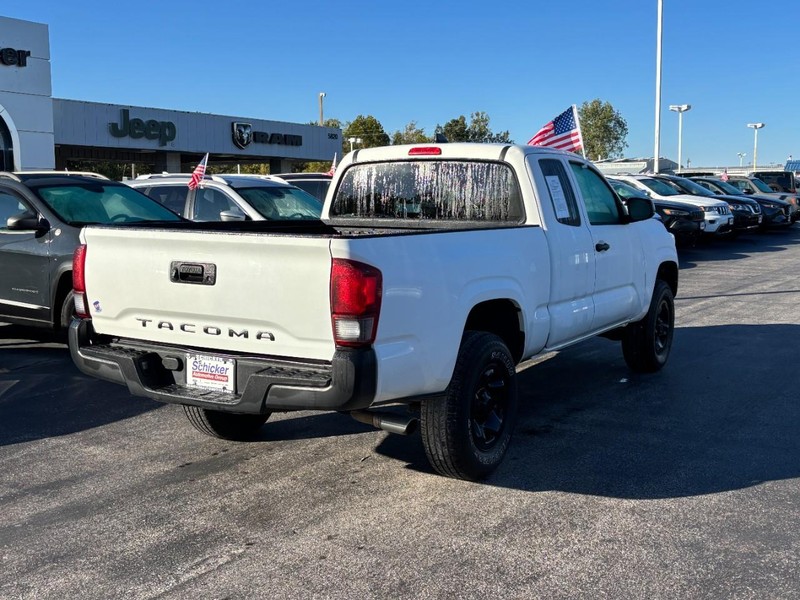 Toyota Tacoma 2WD Vehicle Full-screen Gallery Image 03