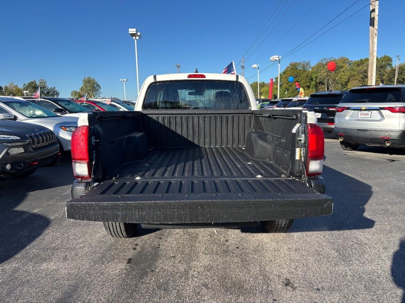 Toyota Tacoma 2WD Vehicle Full-screen Gallery Image 04