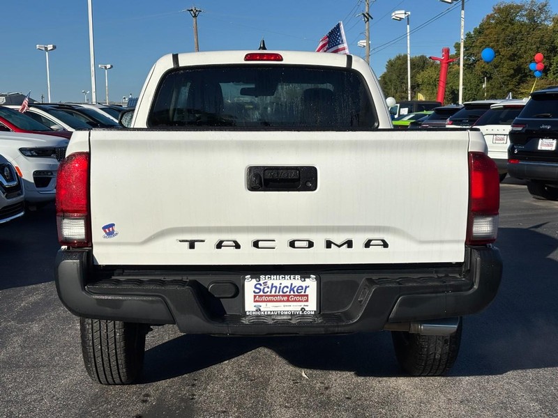 Toyota Tacoma 2WD Vehicle Full-screen Gallery Image 05