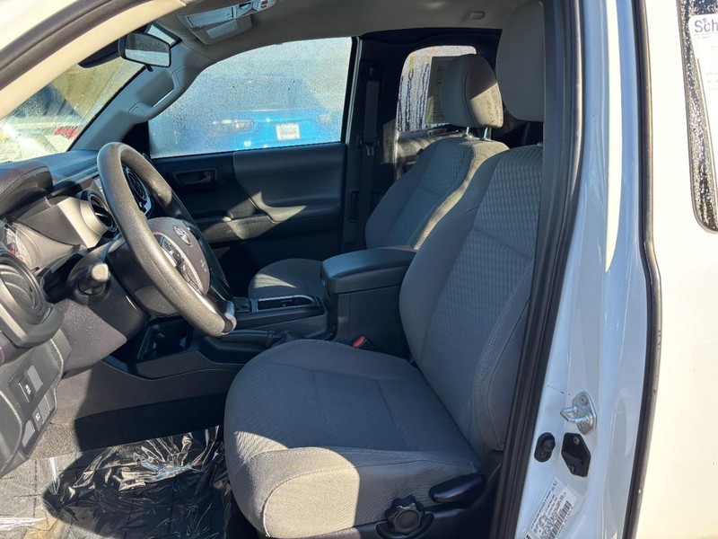 Toyota Tacoma 2WD Vehicle Full-screen Gallery Image 10