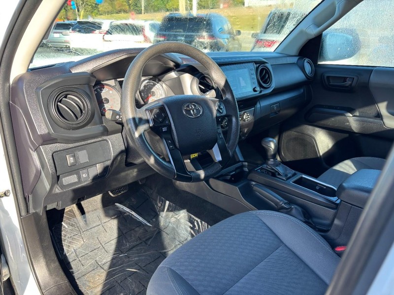 Toyota Tacoma 2WD Vehicle Full-screen Gallery Image 11