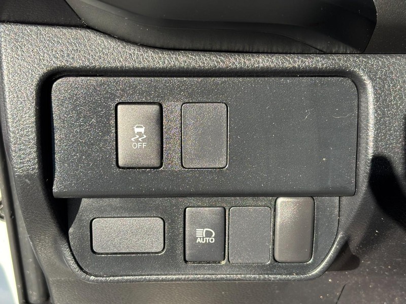 Toyota Tacoma 2WD Vehicle Full-screen Gallery Image 12