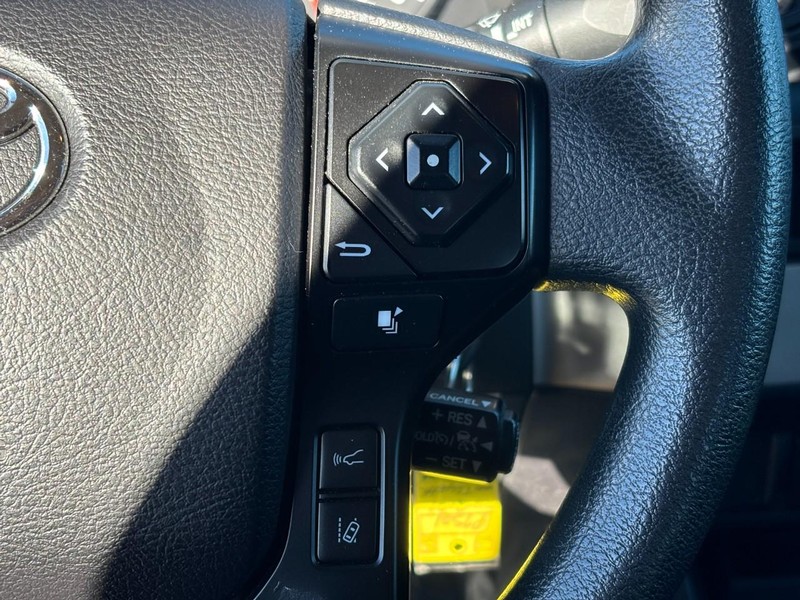 Toyota Tacoma 2WD Vehicle Full-screen Gallery Image 14