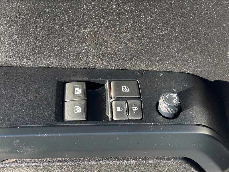 Toyota Tacoma 2WD Vehicle Full-screen Gallery Image 19