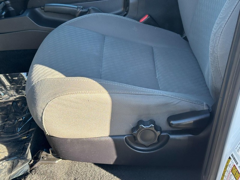 Toyota Tacoma 2WD Vehicle Full-screen Gallery Image 20